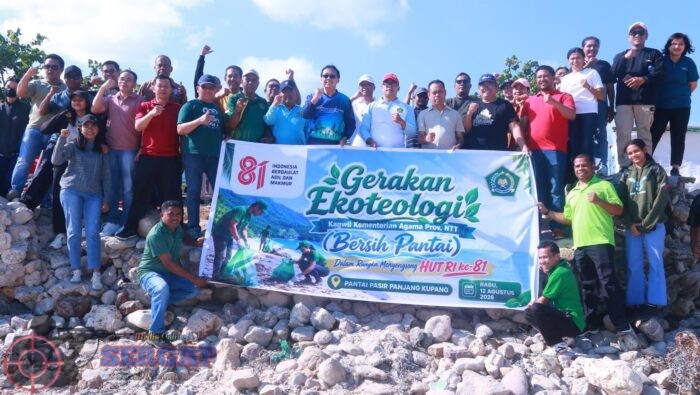 Bersihkan Pantai Pasir Panjang, Kemenag NTT Tegaskan Ekoteologi Harus Hadir dalam Aksi