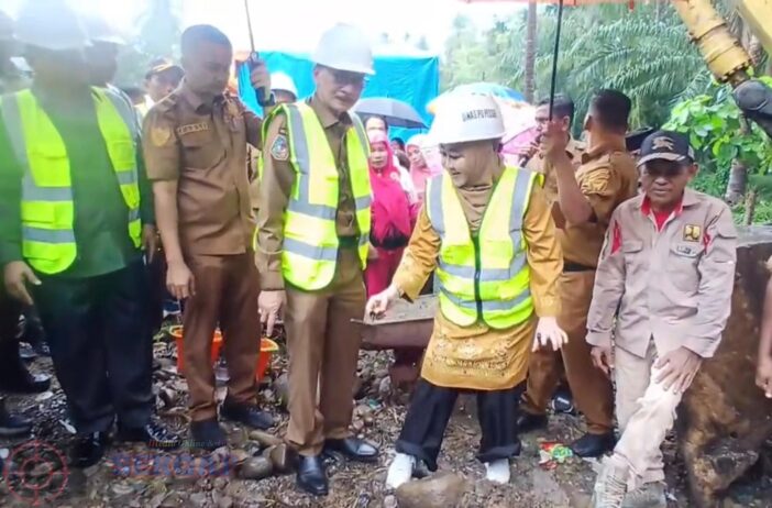 Bupati Hendrajoni Resmikan Peletakan Batu Pertama Jembatan Gantung Bintungan Pelangai Gadang