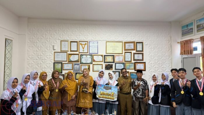 Berkunjung ke SMAN 3 Painan, Lisda Hendrajoni Berikan Apresiasi kepada Tim Lomba Cerdas Cermat