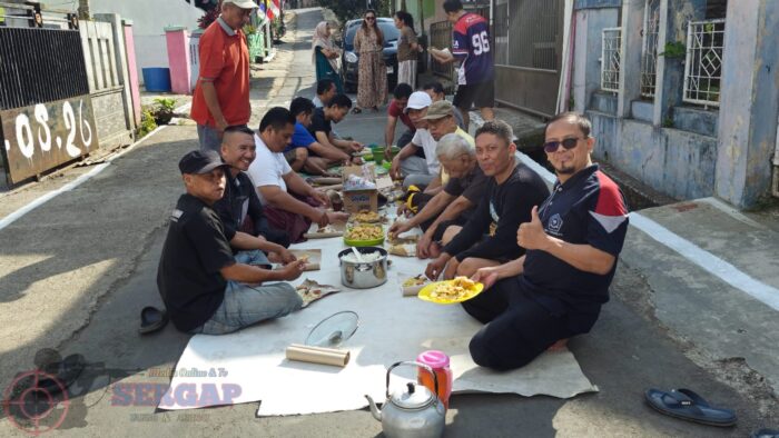 Jelang HUT RI ke-81 dan Maulid Nabi 1448 H, Warga RT 004/RW 015 Kompak Gotong Royong