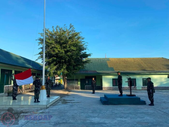 Melalui Upacara Bendera Anggota Kodim 1613/SB Memupuk Rasa Cinta Tana Air