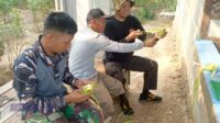 Di Tengah Kesibukan TMMD ke-129, Satgas dan Warga Jaga Tradisi Kebersamaan