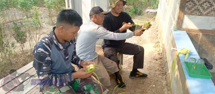 Di Tengah Kesibukan TMMD ke-129, Satgas dan Warga Jaga Tradisi Kebersamaan