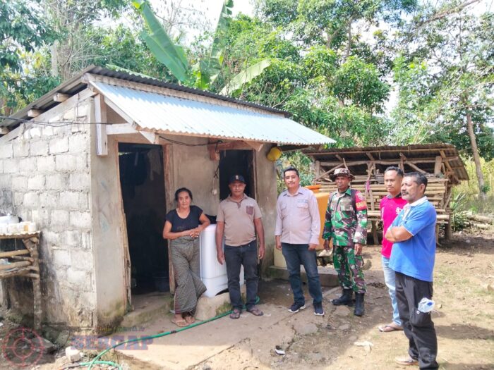 Babinsa Lewa Dampingi Tenaga Medis Puskesmas Monitoring MCK dan Air Bersih di Desa Kondamara