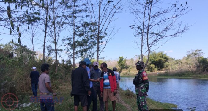 Dukung Ketahanan Pangan, Babinsa Lewa Dampingi Pematokan Titik Pompanisasi