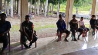 Tak Kenal Hari Libur, Babinsa Tabundung Turun ke Desa Karita Jaga Komunikasi dengan Warga