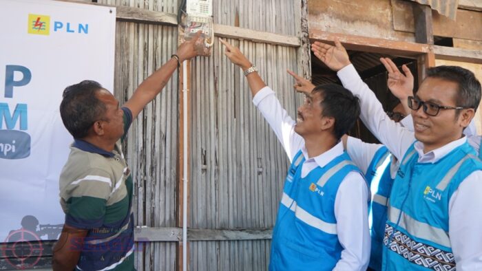 Sambut Hari Pelanggan Nasional, Pegawai PLN UIW NTT Patungan Sambungkan Listrik Gratis bagi Warga