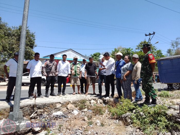 Babinsa Koramil 01/Lewa Dampingi Tim Pertanahan Laksanakan Pengukuran Lahan di Kelurahan Lewa Paku