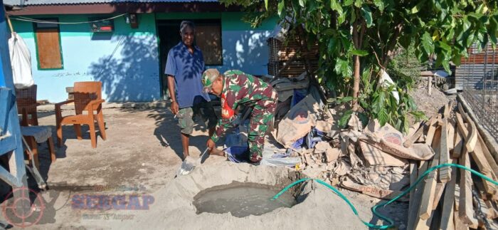 Wujud Kepedulian kepada Warga, Babinsa Koramil 05/Waingapu Bantu Pembangunan Pondasi