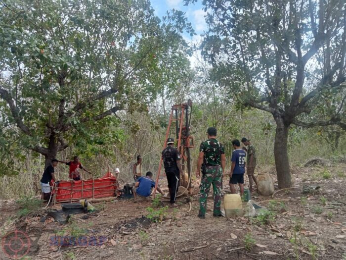 Babinsa Koramil 06/Karera Bantu Pengeboran Sumur Bor untuk Kebutuhan Air Warga