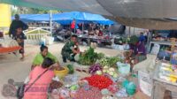 Babinsa Koramil 05/Waingapu Pantau Harga Sembako di Pasar Mingguan Desa Rambangaru
