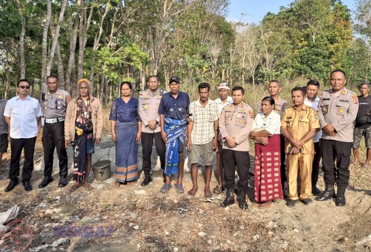 Kehadiran Penuh Empati, Pejabat Polda NTT Bersama Kapolres Sumba Barat Hadiri Pemakaman Jowa Tana