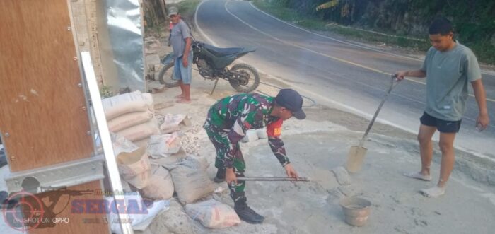 Babinsa Koramil 01/Lewa Bantu Warga Bangun Rumah, Wujudkan Semangat Gotong Royong