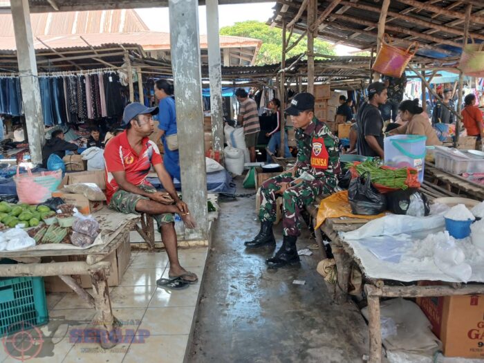 Babinsa Koramil 01/Lewa Laksanakan Komsos dengan Pedagang, Pantau Harga Sembako di Pasar Mingguan Lewa Paku