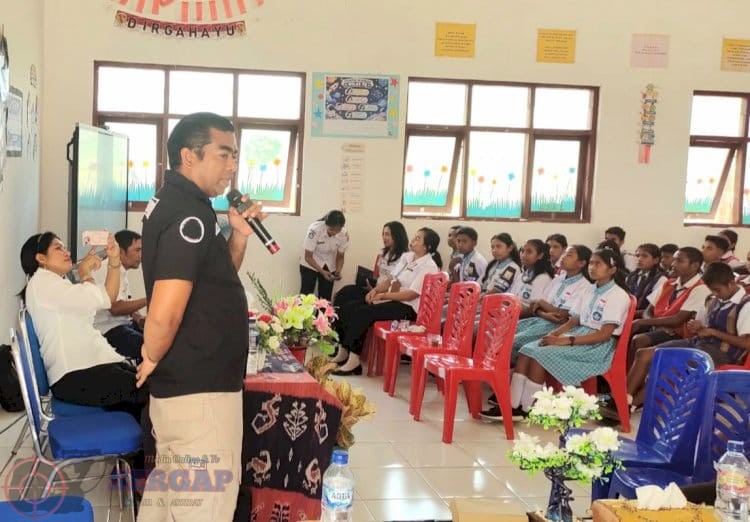 Lindungi Generasi Muda, Satuan Narkoba Polres Sumba Barat Ajak Pelajar SMP Negeri 1 Loli Jauhi Narkoba