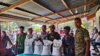 Babinsa Koramil 06/Karera Dampingi Pembagian Bantuan Beras di Desa Hambawutang