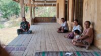 Tak Kenal Hari Libur, Babinsa Koramil 04/Tabundung Terus Jalin Komsos dengan Warga
