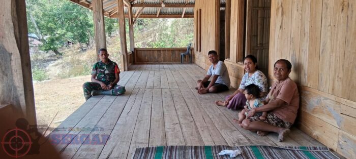 Tak Kenal Hari Libur, Babinsa Koramil 04/Tabundung Terus Jalin Komsos dengan Warga