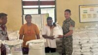 Babinsa Koramil 06/Karera Dampingi Pembagian Beras Bantuan bagi Warga Desa Nggongi