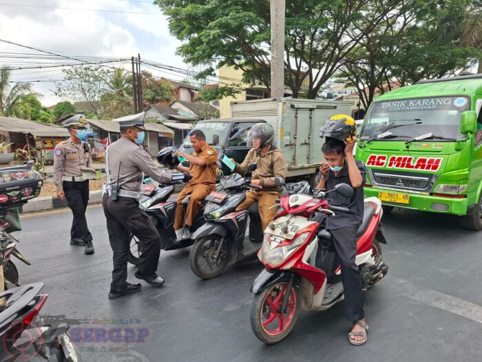 Antisipasi Hujan Abu Vulkanik, Satlantas Polres Tasikmalaya Kota Bagikan 100 Masker