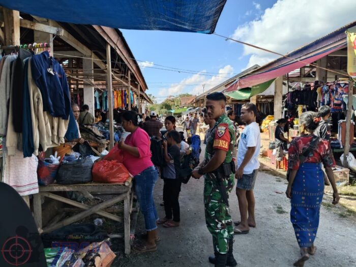 Babinsa Koramil 02/Rindi Umalulu Monitoring Harga Sembako di Pasar Melolo