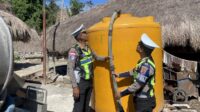 Kekeringan Melanda, Polres Sumba Barat Salurkan Air Bersih ke Warga Kampung Gollu