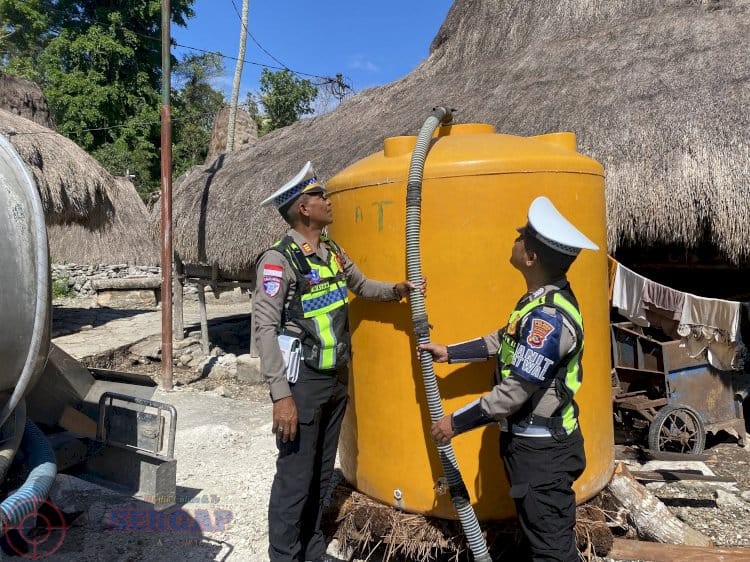 Kekeringan Melanda, Polres Sumba Barat Salurkan Air Bersih ke Warga Kampung Gollu