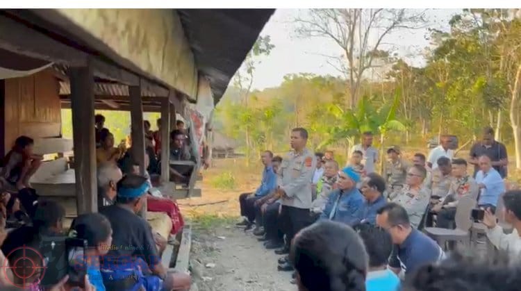 Pasca Insiden Mapolres, Kapolres Sumba Barat Melayat ke Rumah Duka Korban