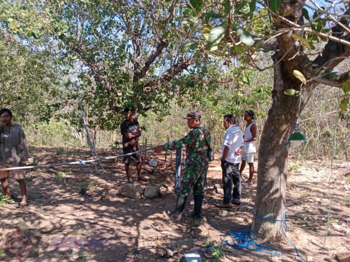 Pastikan Pekerjaan Berjalan Sesuai Rencana, Babinsa-Camat Karera Pantau Sumur Bor