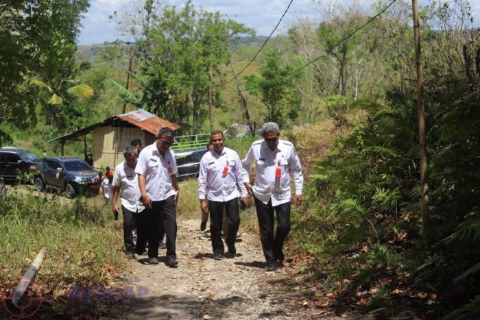 Sekda Sumba Tengah Melayat Warga Maradesa yang Meninggal Pasca Kericuhan di Polres Sumba Barat