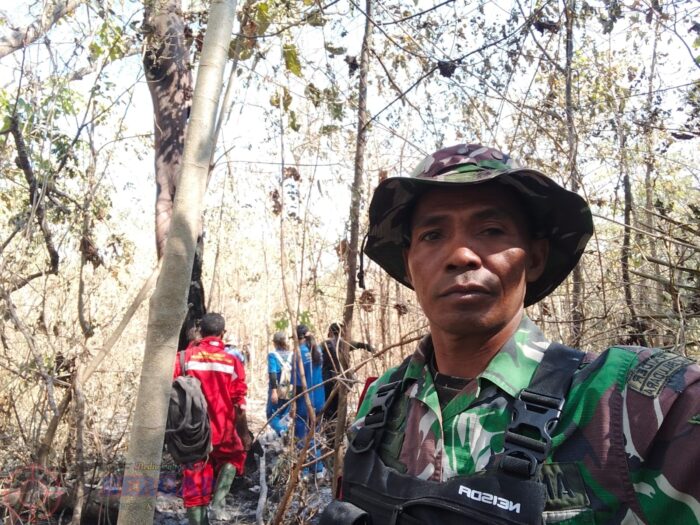 Babinsa dan Polhut Bersinergi Tangani Kebakaran Hutan di Mata Tawong