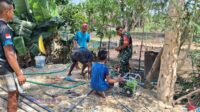 Demi Air Bersih, Babinsa dan Warga Mbatakapidu Gotong Royong Buat Sumur