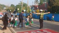 Sat Lantas Polres Sumba Barat Hadir di Depan Sekolah, Berikan Rasa Aman bagi Pelajar