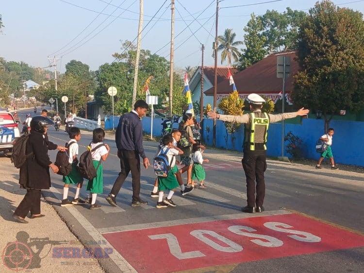Sat Lantas Polres Sumba Barat Hadir di Depan Sekolah, Berikan Rasa Aman bagi Pelajar