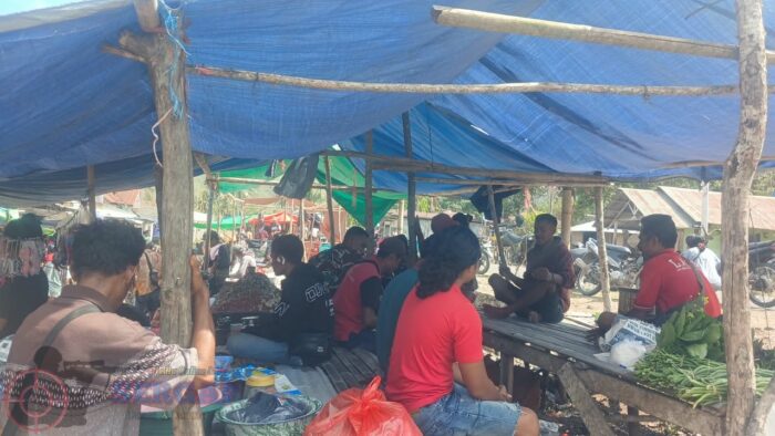 Babinsa Koramil 04/Tabundung Monitoring Pasar Tradisional, Ajak Warga Jaga Kebersihan