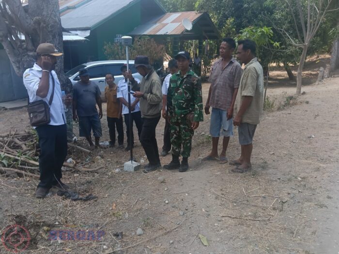 Babinsa Koramil 05/Waingapu Dampingi Petugas Pertanahan Laksanakan Pengukuran Tanah di Kelurahan Lambanapu