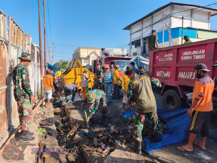 Wujudkan Lingkungan Sehat, Kodim 1601/Sumba Timur Gelar Karya Bakti di Pasar Inpres Matawai