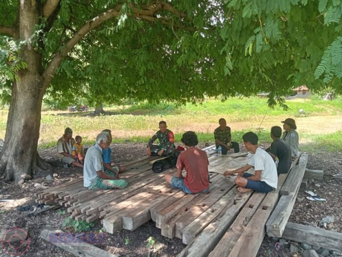 Pererat Silaturahmi, Babinsa Koramil 06/Karera Laksanakan Komsos Bersama Masyarakat Desa Nangga