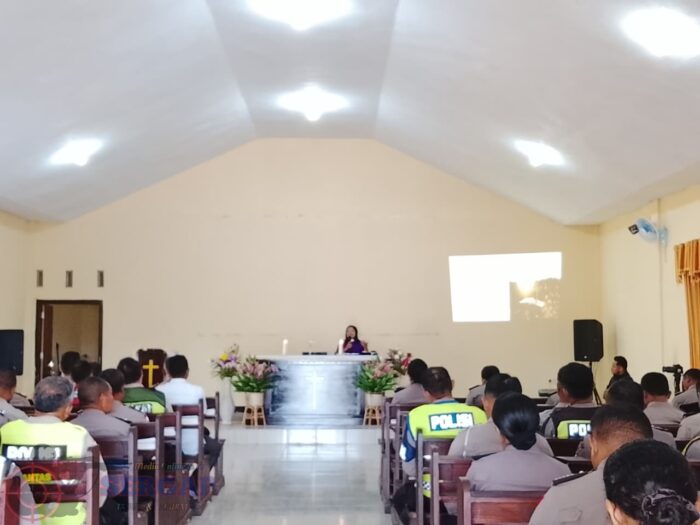 Kasat Binmas dan Kasie Hukum Polres Sumba Tengah Gelar Penyuluhan Hukum di Kampung Pasunga