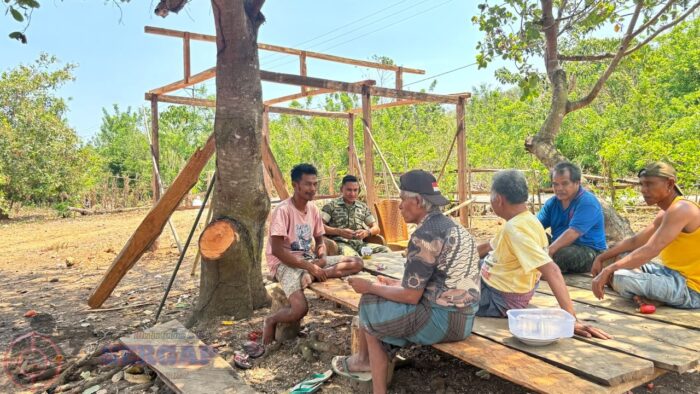 Tak Kenal Hari Libur, Babinsa Koramil 06/Karera Imbau Warga Cegah Kebakaran Hutan