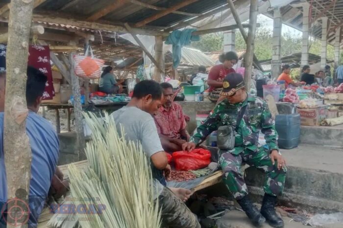 Jaga Kondisi Pasar, Babinsa Koramil 06/Karera Serap Keluhan Pedagang