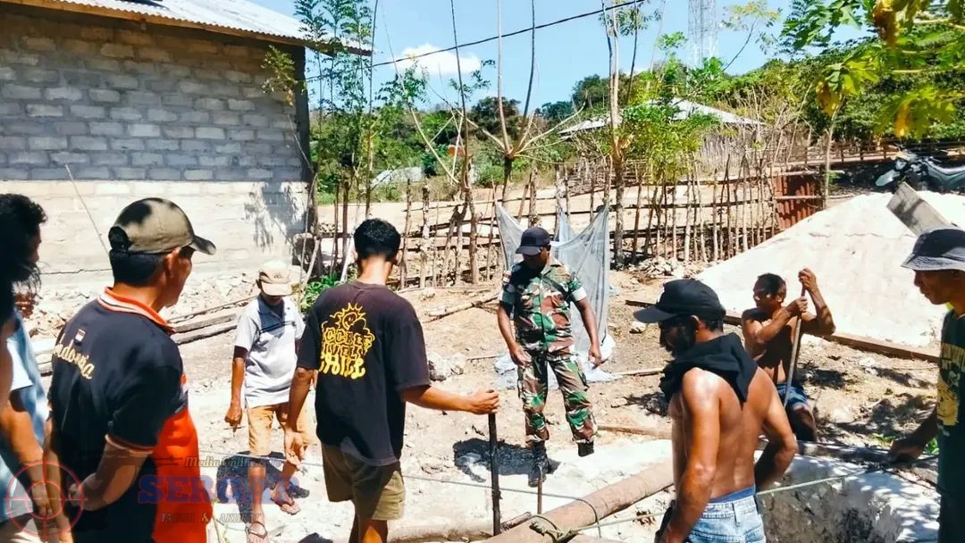 Bantu Warga, Babinsa Pahunga Lodu Gotong Royong Benahi Sumur Gali