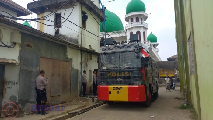 Water Cannon Polres Tasikmalaya Kota Salurkan 6.000 Liter Air Bersih ke Pesantren Miftahul Huda