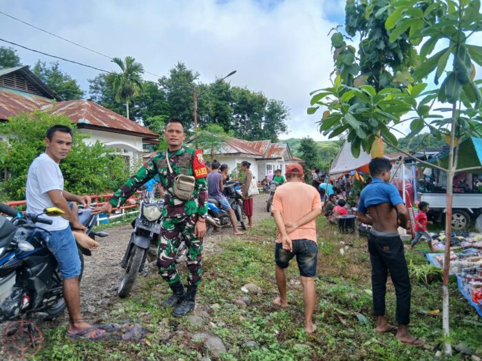 Jaga Kebersihan Pasar, Babinsa Koramil 04/Tabundung Imbau Pedagang dan Pengunjung