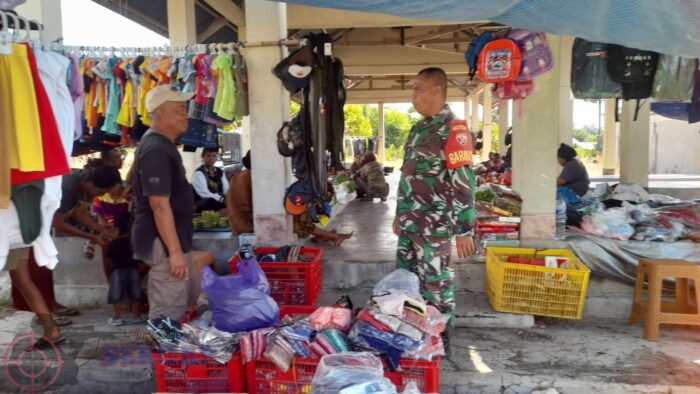 Lewat Komsos, Babinsa Koramil 02/Rindi Umalulu Cek Harga dan Stok Sembako