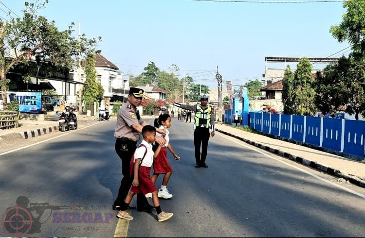 Kapolres Sumba Barat Turun Langsung Atur Lalu Lintas, Utamakan Keselamatan Warga