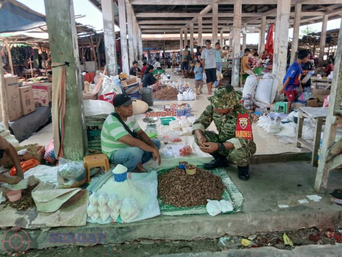 Pantau Aktivitas Pasar Lewa, Babinsa Perkuat Komunikasi dengan Pedagang