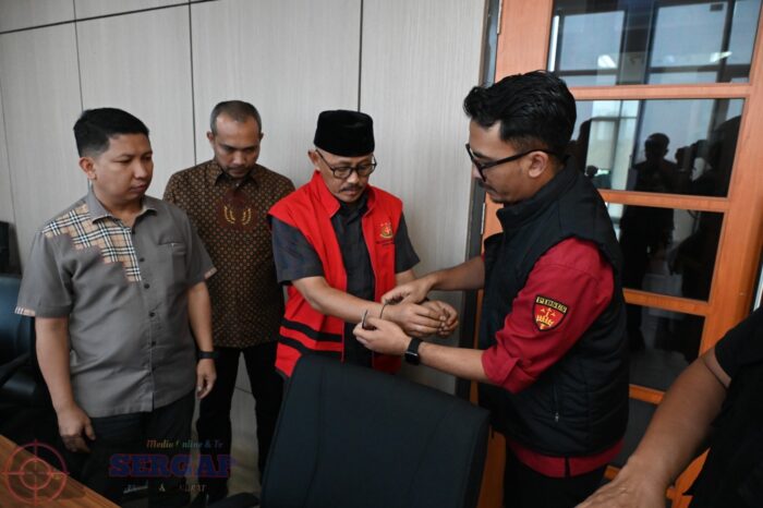 Kejati Jabar Tahan Ketua DPRD Indramayu dan Plt Sekwan, Kerugian Negara Rp18,79 Miliar