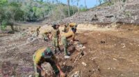 Atasi Krisis Air Bersih, Satgas TMMD ke-130 dan Warga Lingo Lango Gali Lubang Sumur Bor