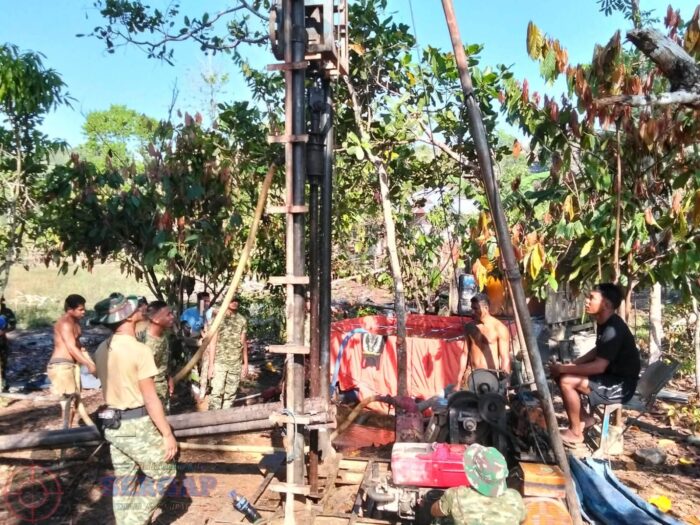 Gotong Royong TNI dan Warga Lingo Lango Percepat Pembangunan Sumur Bor